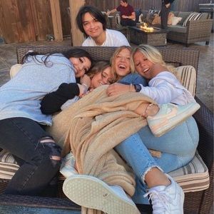 Meet your Posher, Ella